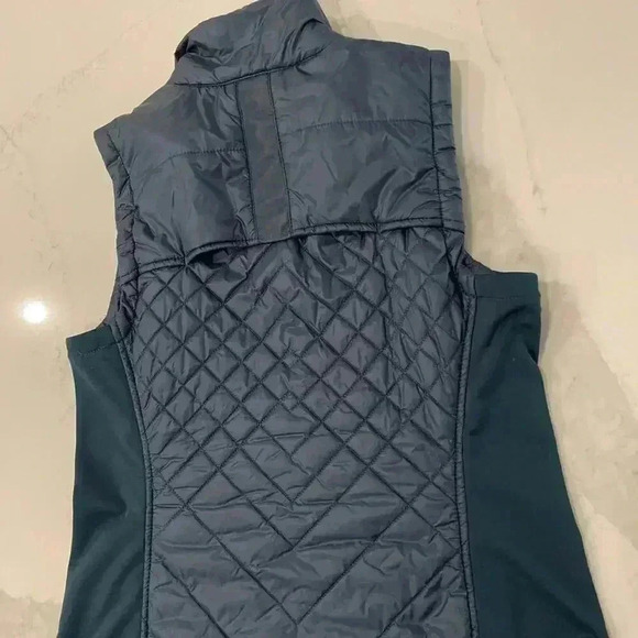 Athleta Rock Springs Quilted Vest Green Women’s Size Medium Petite Athleisure - Picture 9 of 9